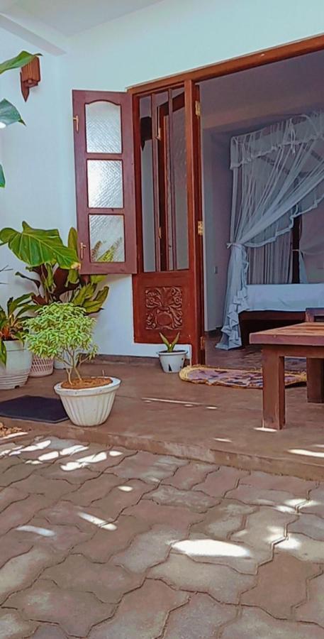 Shady Edge Hotell Unawatuna Exteriör bild