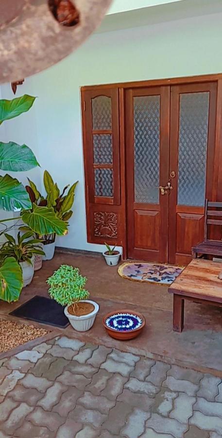 Shady Edge Hotell Unawatuna Exteriör bild